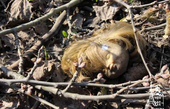 Новини Вінниці / «Добре, що хоч сексом тут займаються безпечним»: купи сміття, шприців та презервативів зібрали у Вінниці над маленькою річкою (ФОТО, ВІДЕО)