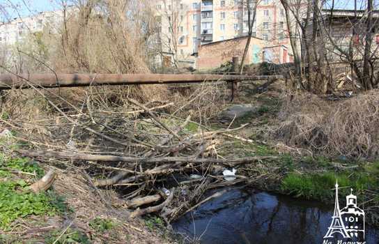 Новини Вінниці / «Добре, що хоч сексом тут займаються безпечним»: купи сміття, шприців та презервативів зібрали у Вінниці над маленькою річкою (ФОТО, ВІДЕО)