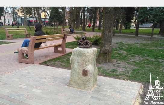 Новини Вінниці / На Європейській площі біля скульптури Жульки з цуценятами поселили бронзову жабу (ФОТО)
