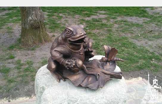 Новини Вінниці / На Європейській площі біля скульптури Жульки з цуценятами поселили бронзову жабу (ФОТО)