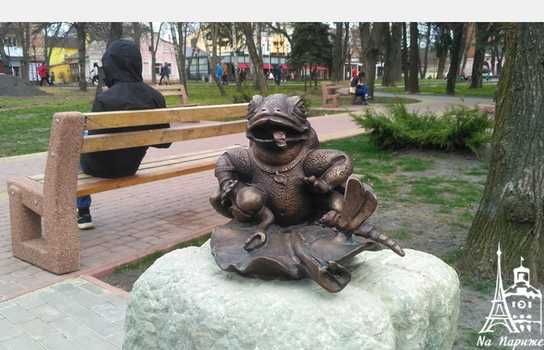 Новини Вінниці / На Європейській площі біля скульптури Жульки з цуценятами поселили бронзову жабу (ФОТО)