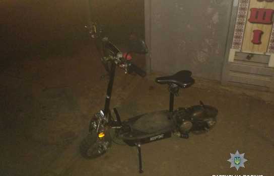 Новини Вінниці / У Вінниці молодик під «кайфом» серед ночі катався по трамвайних коліях на вкраденому електросамокаті