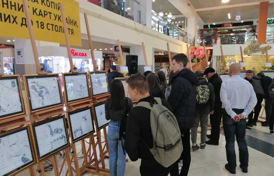 Новини Вінниці / Вінницька виставка копій старовинних карт почала мандрувати Україною. Експозицію презентували у Тернополі