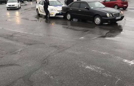 Новини Вінниці / У Вінниці не розминулися Mercedes та поліцейський Prius? (ФОТО)