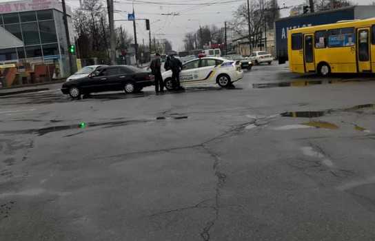 Новини Вінниці / У Вінниці не розминулися Mercedes та поліцейський Prius? (ФОТО)