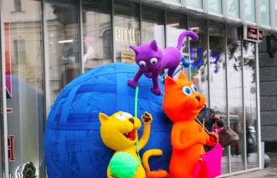 Новини Вінниці / У центрі Вінниці з’явились великі різнокольорові коти 