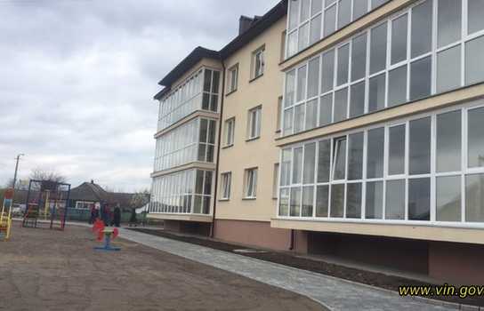 Новини Вінниці / На Вінниччині медикам та освітянам вручили ключі від службових квартир. Після 15 років роботи помешкання перейде у їх власність