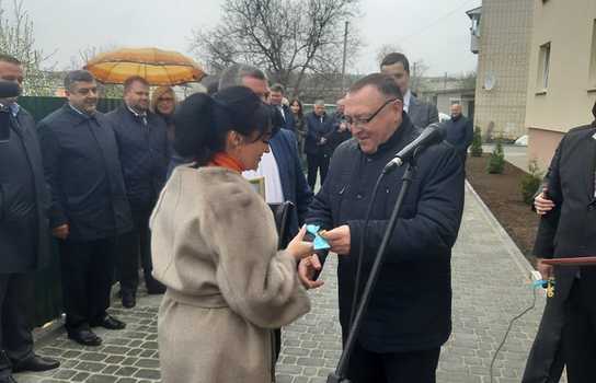 Новини Вінниці / На Вінниччині медикам та освітянам вручили ключі від службових квартир. Після 15 років роботи помешкання перейде у їх власність