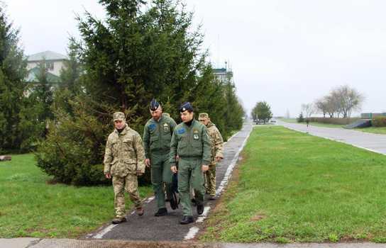 Новини Вінниці / Чим зацікавились італійські офіцери у військовій частині під Вінницею (ФОТО)