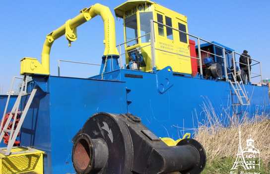 Новини Вінниці / До Вінниці привезли новий земснаряд, невдовзі почнуть активно чистити русло Бугу (ФОТО)