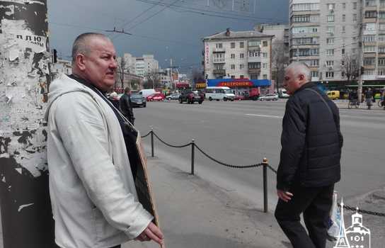 Новини Вінниці / З «одиночною акцією» вийшов на площу у Вінниці переселенець з Донецька: не хоче, щоб «ЛДНР» було тут (ФОТО, ВІДЕО) 