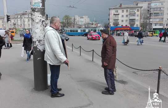 Новини Вінниці / З «одиночною акцією» вийшов на площу у Вінниці переселенець з Донецька: не хоче, щоб «ЛДНР» було тут (ФОТО, ВІДЕО) 