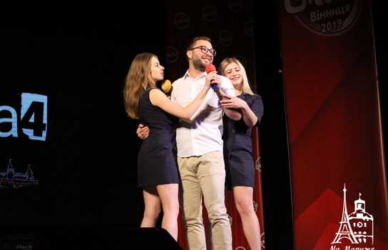 Новини Вінниці / Зірки гумору побували у Вінниці на концерті регіональної «Ліги сміху»: про вибори жартували теж (ФОТО, ВІДЕО)