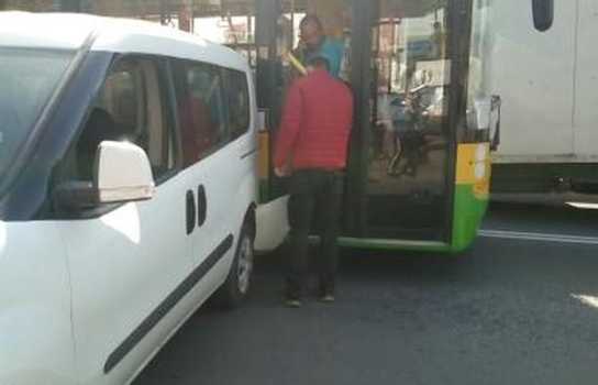 Новини Вінниці / У Вінниці «Опель» протаранив пасажирський автобус (ФОТО)