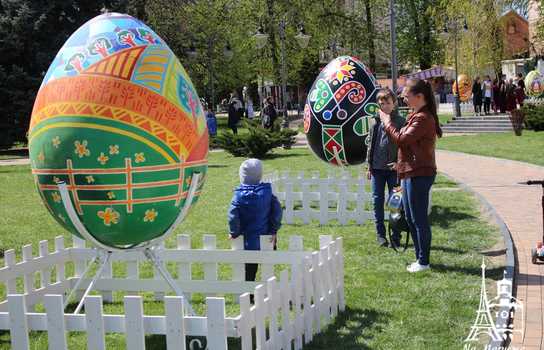 Новини Вінниці / «Великоднє диво» у центрі Вінниці: гігантські писанки, майстер-класи та виступи етнографічних творчих колективів (ФОТО)