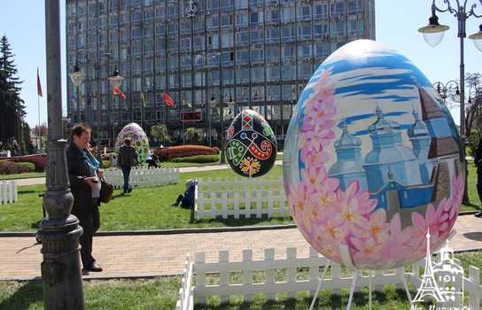Новини Вінниці / «Великоднє диво» у центрі Вінниці: гігантські писанки, майстер-класи та виступи етнографічних творчих колективів (ФОТО)
