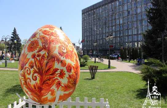Новини Вінниці / «Великоднє диво» у центрі Вінниці: гігантські писанки, майстер-класи та виступи етнографічних творчих колективів (ФОТО)