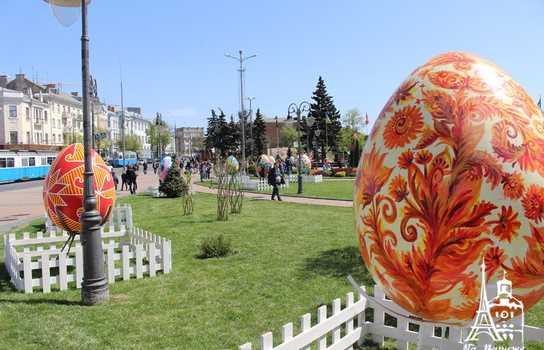 Новини Вінниці / «Великоднє диво» у центрі Вінниці: гігантські писанки, майстер-класи та виступи етнографічних творчих колективів (ФОТО)