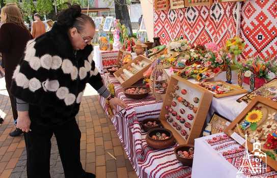 Новини Вінниці / «Великоднє диво» у центрі Вінниці: гігантські писанки, майстер-класи та виступи етнографічних творчих колективів (ФОТО)