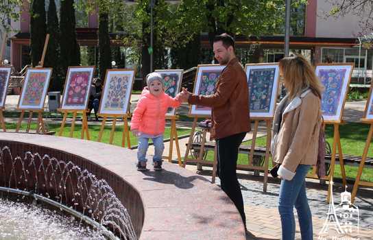 Новини Вінниці / «Великоднє диво» у центрі Вінниці: гігантські писанки, майстер-класи та виступи етнографічних творчих колективів (ФОТО)