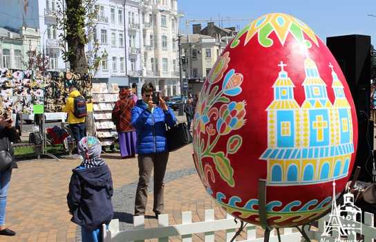 Новини Вінниці / «Великоднє диво» у центрі Вінниці: гігантські писанки, майстер-класи та виступи етнографічних творчих колективів (ФОТО)