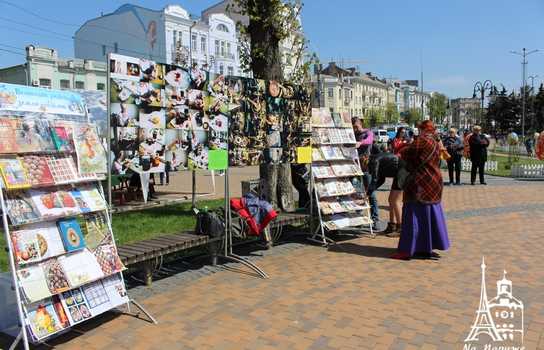 Новини Вінниці / «Великоднє диво» у центрі Вінниці: гігантські писанки, майстер-класи та виступи етнографічних творчих колективів (ФОТО)