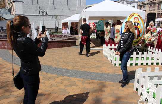 Новини Вінниці / «Великоднє диво» у центрі Вінниці: гігантські писанки, майстер-класи та виступи етнографічних творчих колективів (ФОТО)