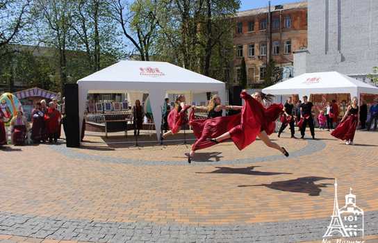 Новини Вінниці / «Великоднє диво» у центрі Вінниці: гігантські писанки, майстер-класи та виступи етнографічних творчих колективів (ФОТО)