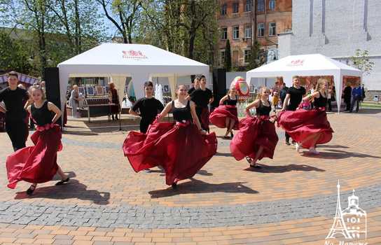 Новини Вінниці / «Великоднє диво» у центрі Вінниці: гігантські писанки, майстер-класи та виступи етнографічних творчих колективів (ФОТО)