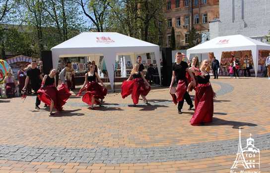 Новини Вінниці / «Великоднє диво» у центрі Вінниці: гігантські писанки, майстер-класи та виступи етнографічних творчих колективів (ФОТО)