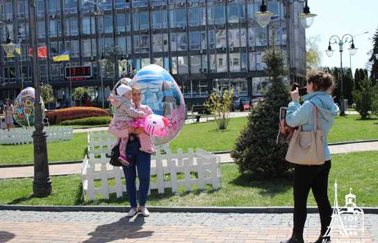 Новини Вінниці / «Великоднє диво» у центрі Вінниці: гігантські писанки, майстер-класи та виступи етнографічних творчих колективів (ФОТО)