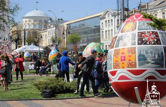 Новини Вінниці / «Великоднє диво» у центрі Вінниці: гігантські писанки, майстер-класи та виступи етнографічних творчих колективів (ФОТО)