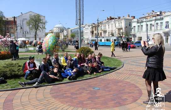 Новини Вінниці / «Великоднє диво» у центрі Вінниці: гігантські писанки, майстер-класи та виступи етнографічних творчих колективів (ФОТО)