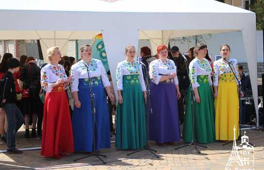 Новини Вінниці / «Великоднє диво» у центрі Вінниці: гігантські писанки, майстер-класи та виступи етнографічних творчих колективів (ФОТО)