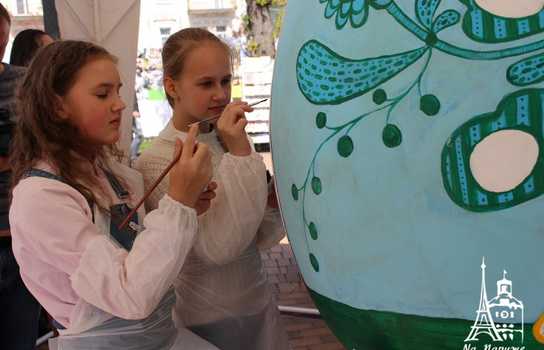 Новини Вінниці / «Великоднє диво» у центрі Вінниці: гігантські писанки, майстер-класи та виступи етнографічних творчих колективів (ФОТО)