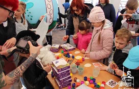 Новини Вінниці / «Великоднє диво» у центрі Вінниці: гігантські писанки, майстер-класи та виступи етнографічних творчих колективів (ФОТО)