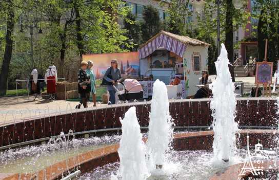 Новини Вінниці / «Великоднє диво» у центрі Вінниці: гігантські писанки, майстер-класи та виступи етнографічних творчих колективів (ФОТО)