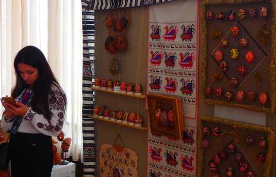 Новини Вінниці / Безліч писанок та унікальних виробів народних майстрів можна побачити у Вінницькій філармонії: триває свято «Великодня писанка» (ФОТО)