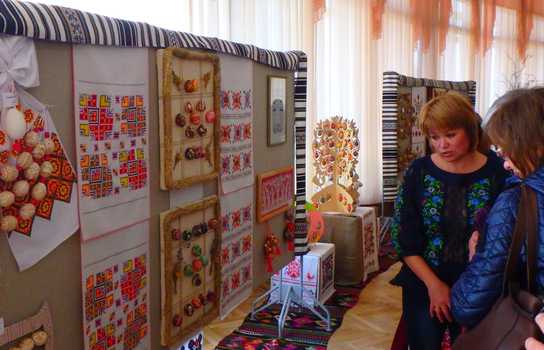 Новини Вінниці / Безліч писанок та унікальних виробів народних майстрів можна побачити у Вінницькій філармонії: триває свято «Великодня писанка» (ФОТО)