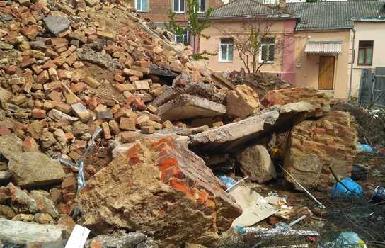 Новини Вінниці / У центрі Вінниці на місці колишнього готелю утворився великий смітник (ФОТО)