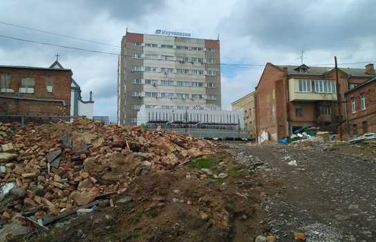 Новини Вінниці / У центрі Вінниці на місці колишнього готелю утворився великий смітник (ФОТО)