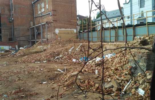 Новини Вінниці / У центрі Вінниці на місці колишнього готелю утворився великий смітник (ФОТО)