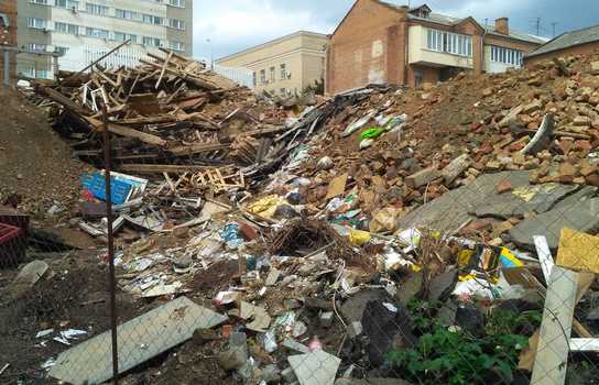 Новини Вінниці / У центрі Вінниці на місці колишнього готелю утворився великий смітник (ФОТО)