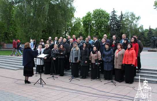 Новини Вінниці / «Символ Перемоги» із трьохсот лампадок виклали у центрі Вінниці перед Меморіалом Слави (ФОТО, ВІДЕО)
