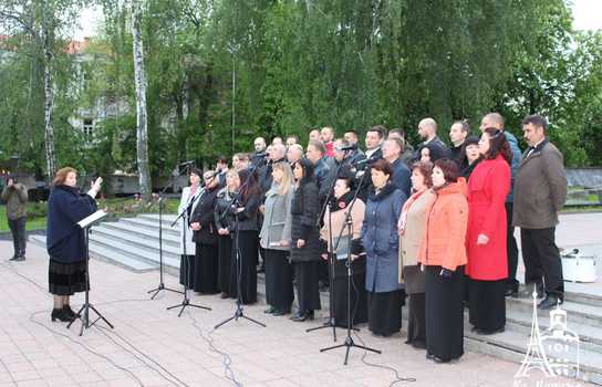 Новини Вінниці / «Символ Перемоги» із трьохсот лампадок виклали у центрі Вінниці перед Меморіалом Слави (ФОТО, ВІДЕО)