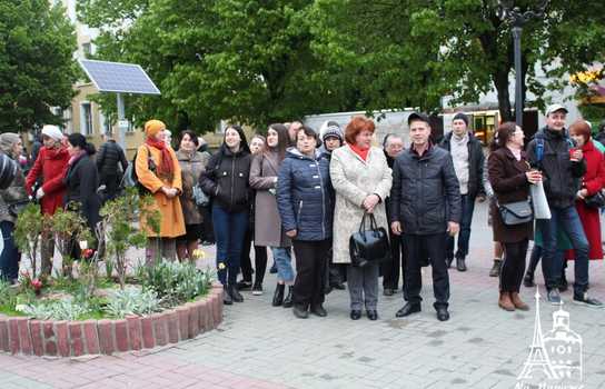 Новини Вінниці / «Символ Перемоги» із трьохсот лампадок виклали у центрі Вінниці перед Меморіалом Слави (ФОТО, ВІДЕО)