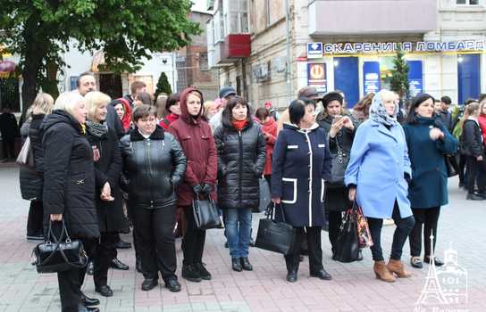 Новини Вінниці / «Символ Перемоги» із трьохсот лампадок виклали у центрі Вінниці перед Меморіалом Слави (ФОТО, ВІДЕО)