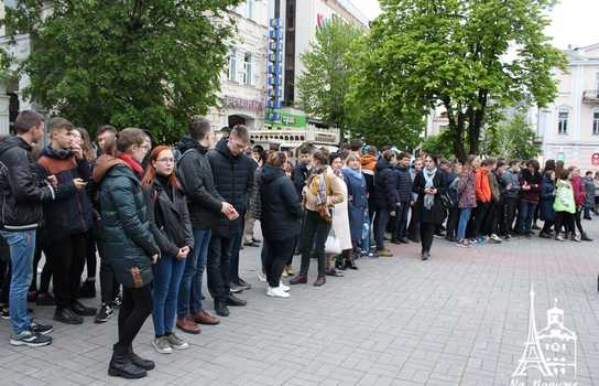 Новини Вінниці / «Символ Перемоги» із трьохсот лампадок виклали у центрі Вінниці перед Меморіалом Слави (ФОТО, ВІДЕО)