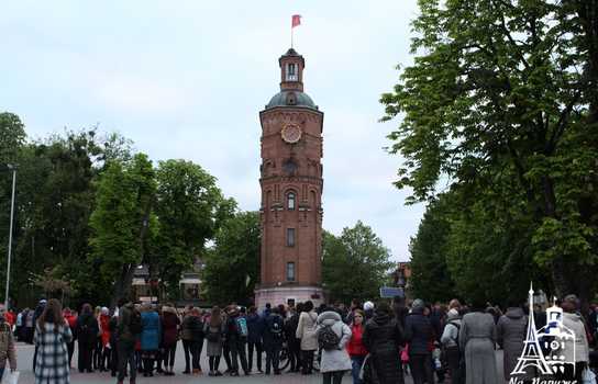 Новини Вінниці / «Символ Перемоги» із трьохсот лампадок виклали у центрі Вінниці перед Меморіалом Слави (ФОТО, ВІДЕО)