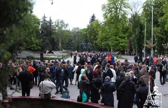 Новини Вінниці / «Символ Перемоги» із трьохсот лампадок виклали у центрі Вінниці перед Меморіалом Слави (ФОТО, ВІДЕО)